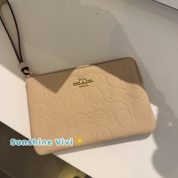 NWT Coach Corner Zip Wristlet In Signature Leather Oat CCJ73 - Picture 2 of 5